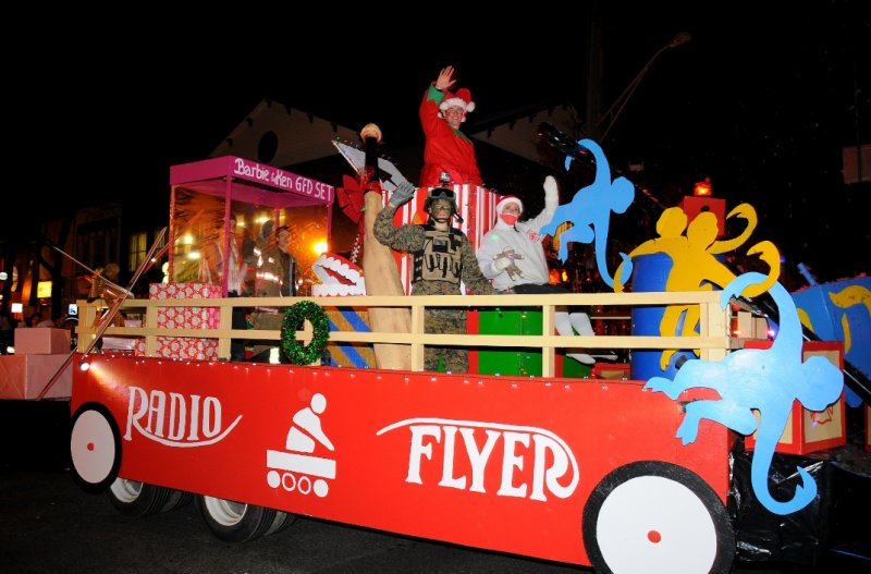 holiday-parade-greenlawn-1st-place-winner-for-fds