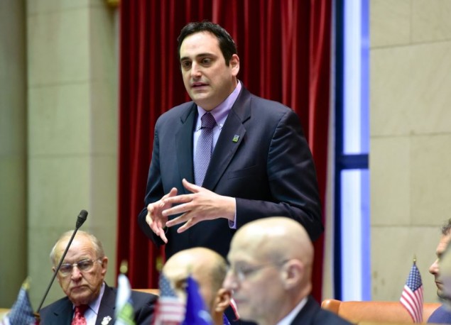 Lupinacci addresses the Assembly on the importance of organ donation awareness.